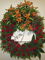 Corona americana de rosas y lilium Rosas y lilium