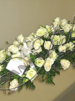 Las mejores rosas y lisianthus, armonizada en colores blancos y follajes lilas Cubre cajón de