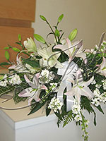 Lirios Stargazer de exquisito aroma y alelíes en combinación con follajes verdes. Cubre cajón