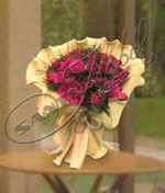Llamativas rosas rojas spray, en papel crepe italiano Ramos de rosas