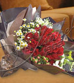 Rosas Premium ecuatorianas, combinadas con chamomillas y diferentes follajes en un envoltorio fino y delicado Ramos de rosas