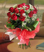 Rosas rojas de tallo largo, importadas, combinadas con follajes verdes, gypsophila y limonium envueltas en papel símil tela italiano Ramos de rosas
