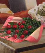 Rosas rojas premium ornamentado con diversos follajes, limonium misty, tree fern y cortaderas Rosas rojas Premium