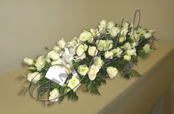 Cubre cajón de rosas y lisianthus