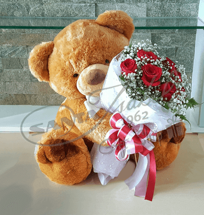 Oso de peluche con rosas